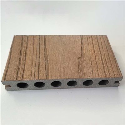 Kompozitná recyklovaná palubovka